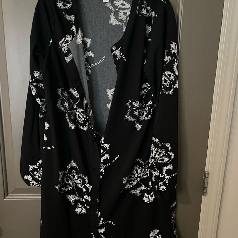 Merona Black and Gray Floral Kimono w pockets